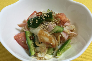 笹かまぼことハムの中華風サラダ