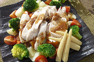 温野菜で食べる蒸し鶏サラダ